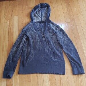 Style&Co. Navy and White V-neck pullover. Excellent Condition Size M